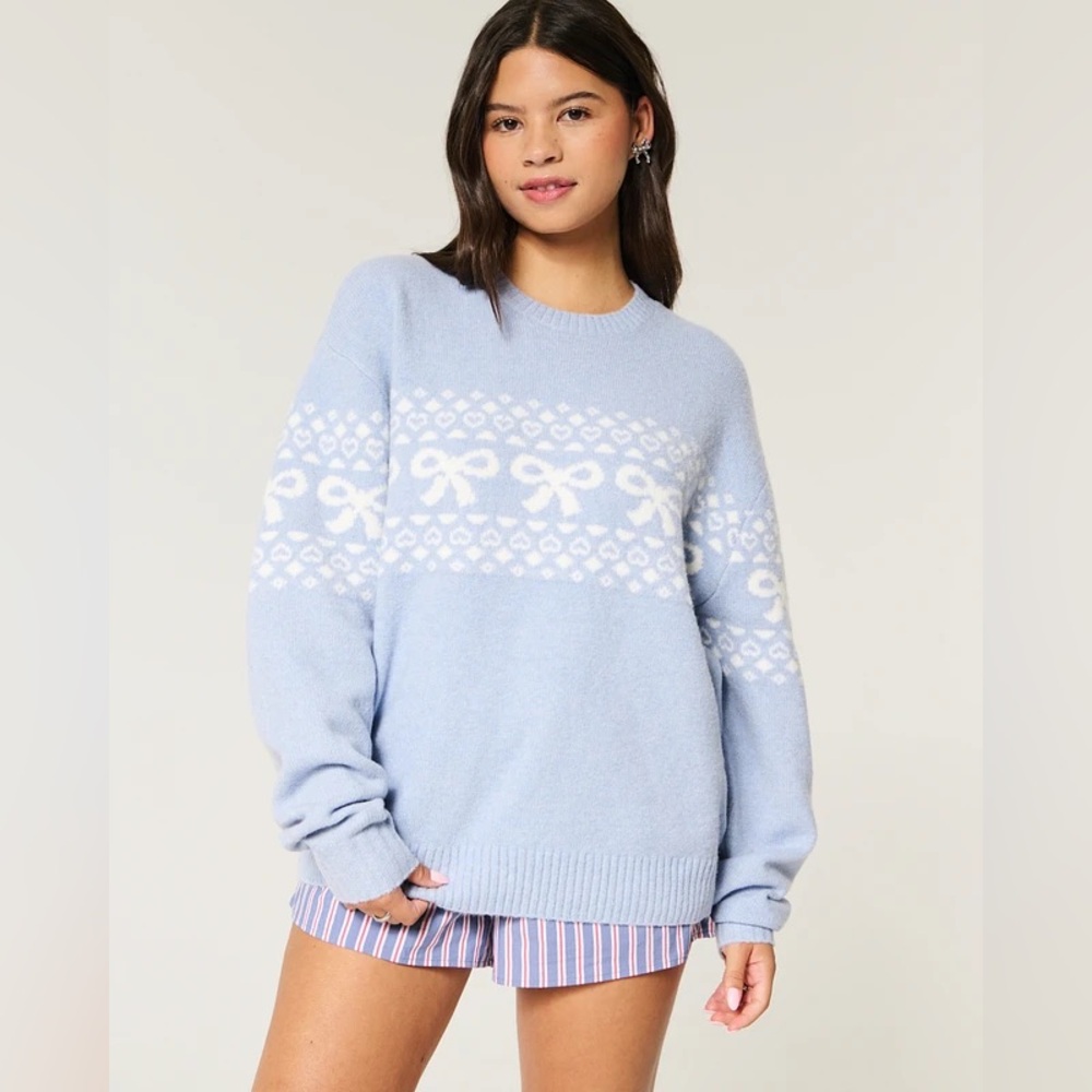 Hollister Comfy Cloud Bow Graphic Crew Sweater